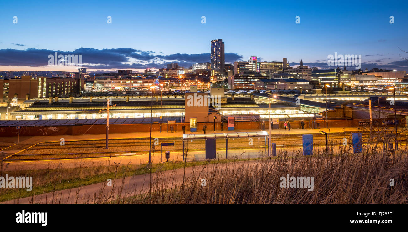 Vista panoramica del centro della città di Sheffield e la stazione ferroviaria. Foto Stock