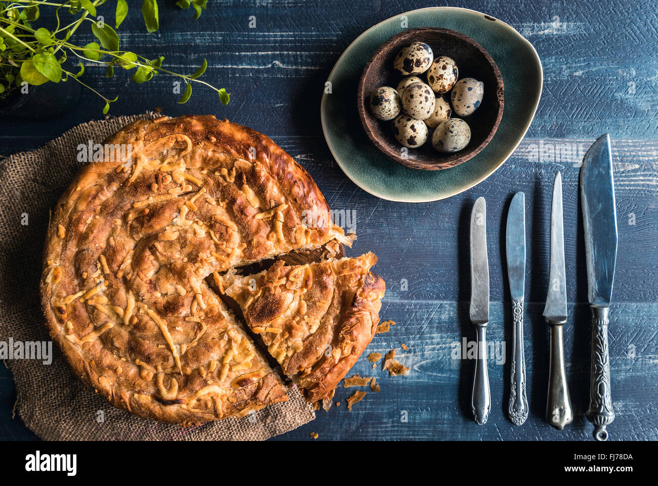 In casa e cotto doppio formaggio torta blu su sfondo di legno con uova di quaglia,concetto di Pasqua Foto Stock