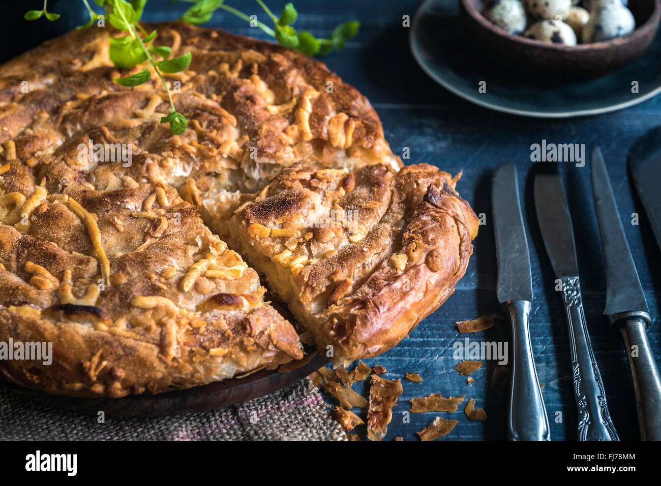 In casa e cotto doppio formaggio torta blu su sfondo di legno,fuoco selettivo Foto Stock