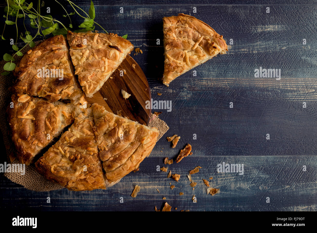 Doppia a fette di torta di formaggio su sfondo di legno con spazio di copia Foto Stock