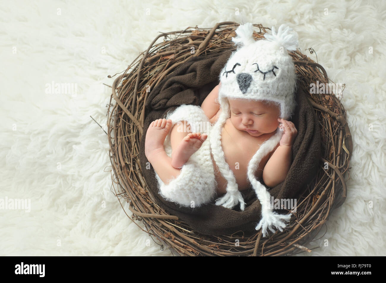 Neonato ragazzo che indossa un gufo bianco Hat Foto Stock
