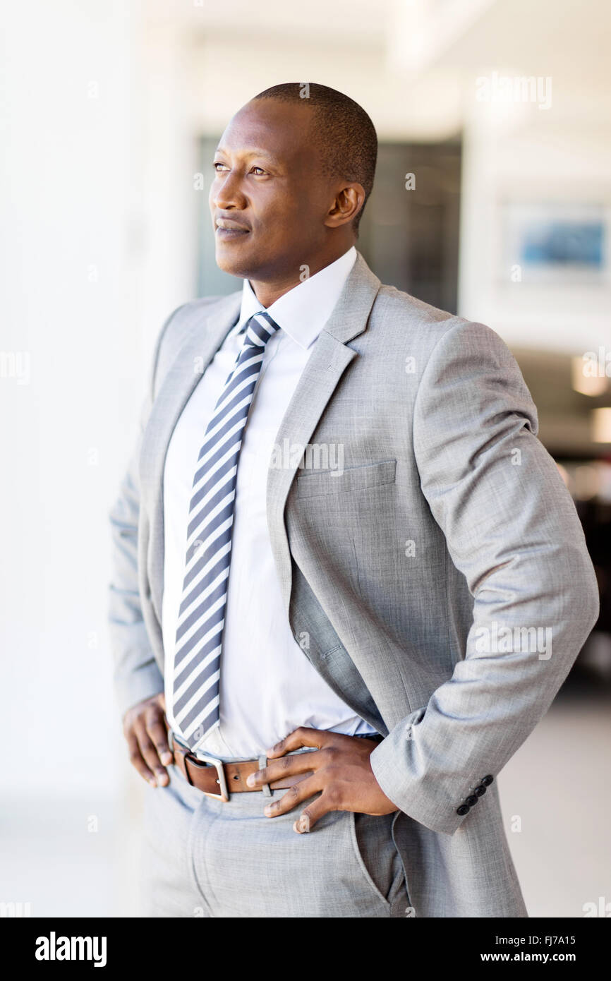 Imprenditore pensieroso guardando attraverso la finestra di ufficio Foto Stock