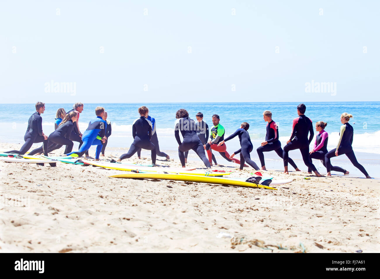 VALE FIGUEIRAS, Portogallo - 20 agosto 2014: Surfers facendo excersises sulla famosa spiaggia di surfisti Vale Figueiras in Portogallo Foto Stock