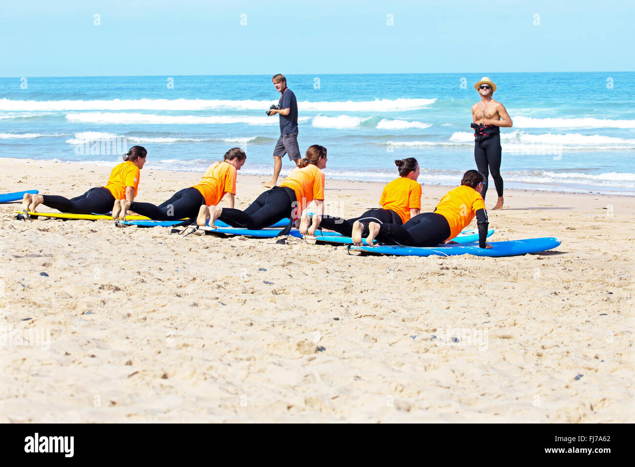 VALE FIGUEIRAS, Portogallo - 22 agosto 2014: Surfers facendo excersises sulla famosa spiaggia di surfisti Vale Figueiras in Portogallo Foto Stock