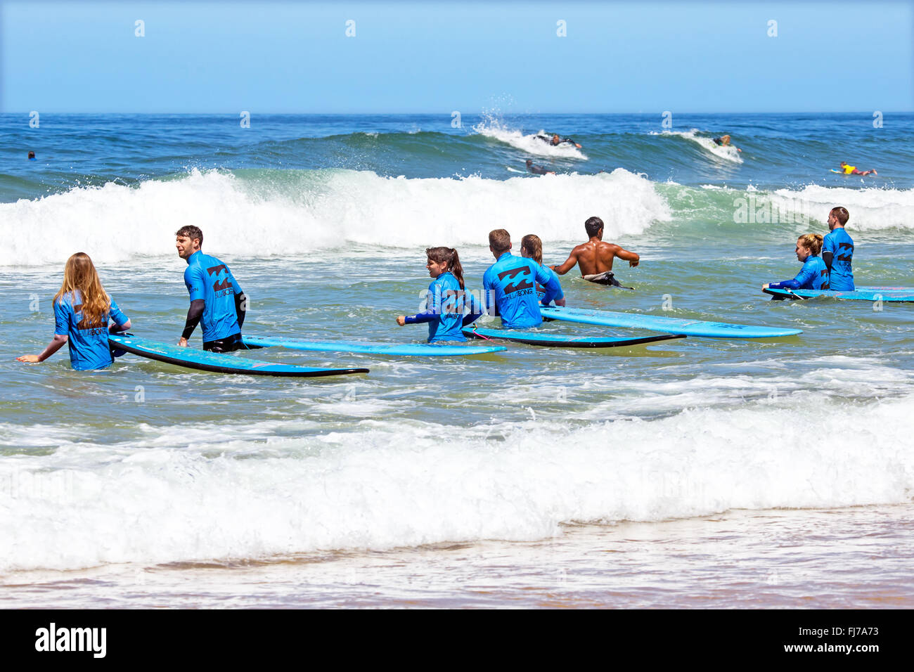 VALE FIGUEIRAS, Portogallo - 20 agosto 2014: Surfers Surfers ricevendo lezioni sulla famosa spiaggia di surfisti Vale Figueiras in Portogallo Foto Stock