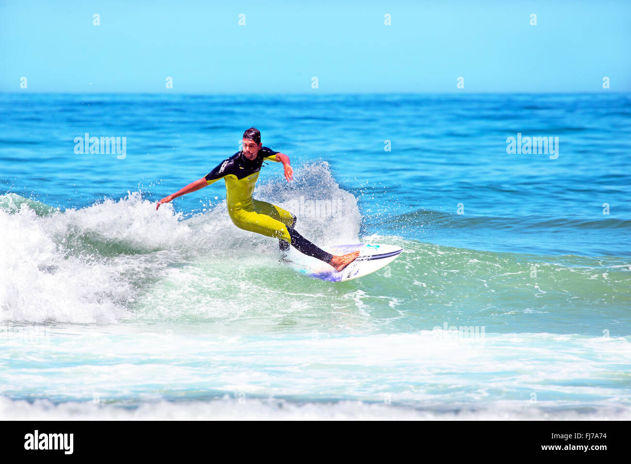 VALE FIGUEIRAS - 20 agosto: surfista professionista navigando in onda il 20 agosto 2014 a Vale Figueiras in Portogallo Foto Stock