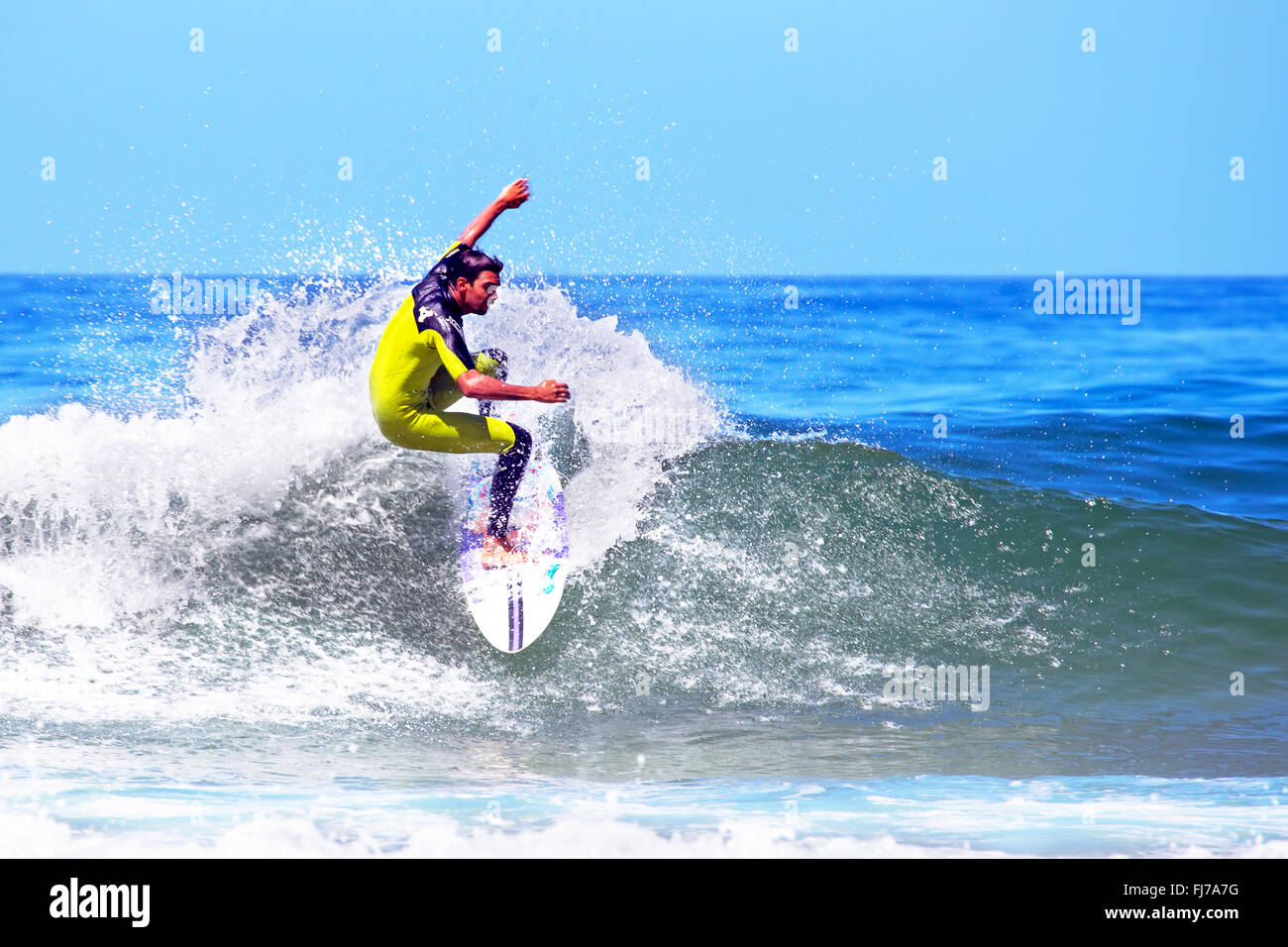 VALE FIGUEIRAS - 20 agosto: surfista professionista navigando in onda il 20 agosto 2014 a Vale Figueiras in Portogallo Foto Stock