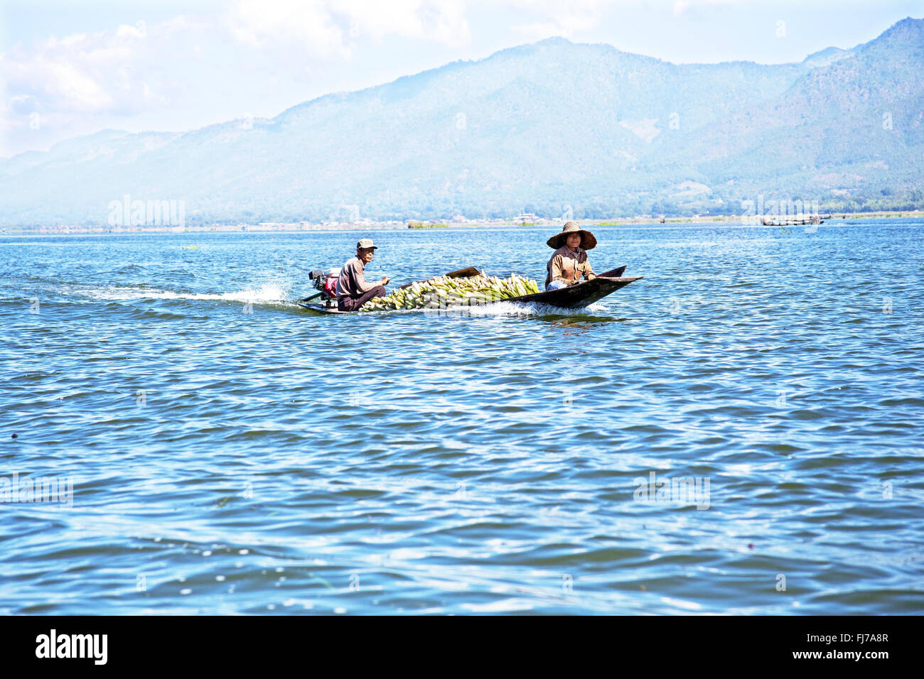 Lago Inle, MYANMAR - Novembre 23, 2015: venditori locali con le loro merci sul Lago Inle, Myanmar al ventitreesimo Novembre, 2015. Foto Stock