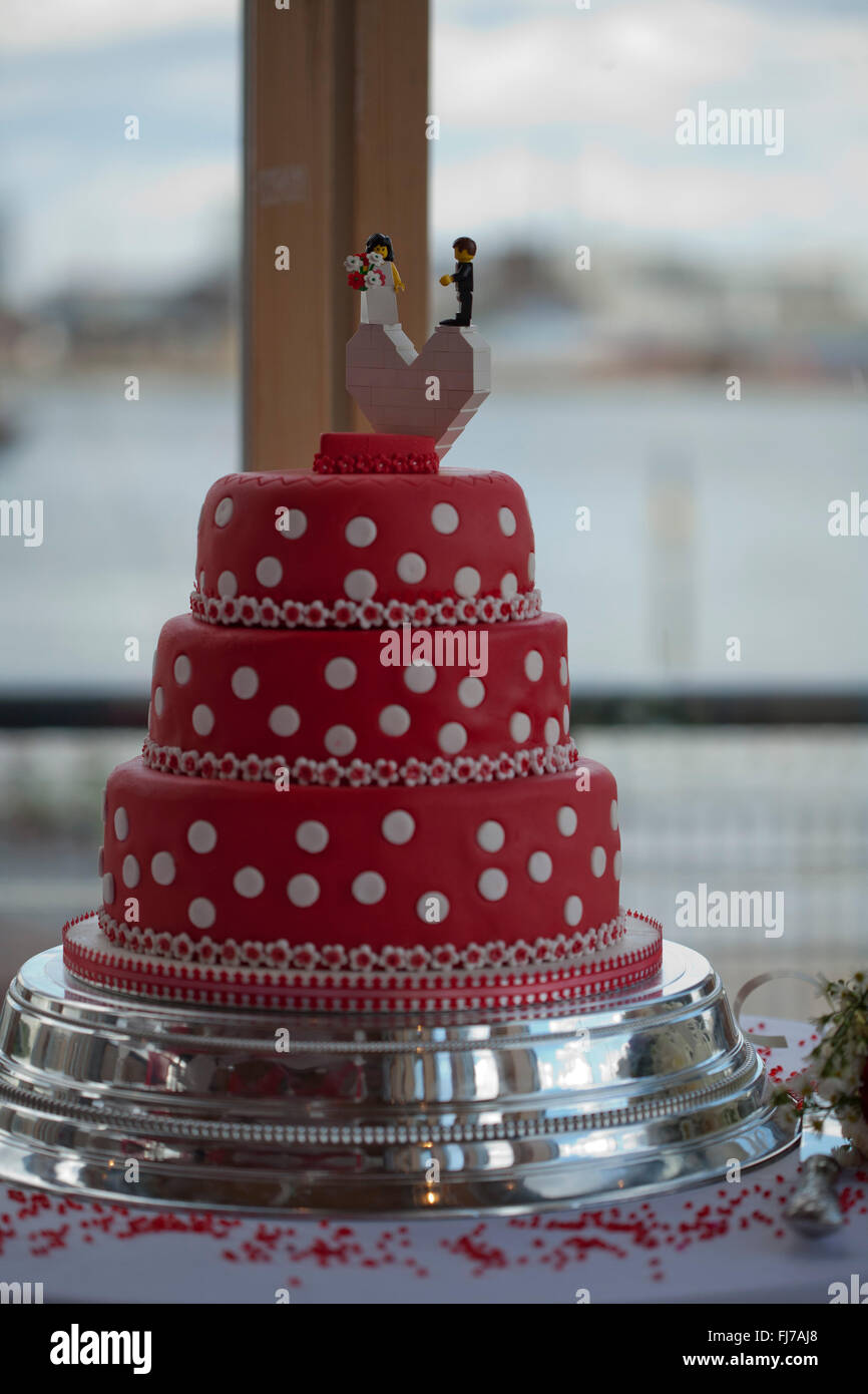 Elegante torta nuziale bianca con decorazione al cioccolato, meringhe e  macaroon su sfondo grigio Foto stock - Alamy