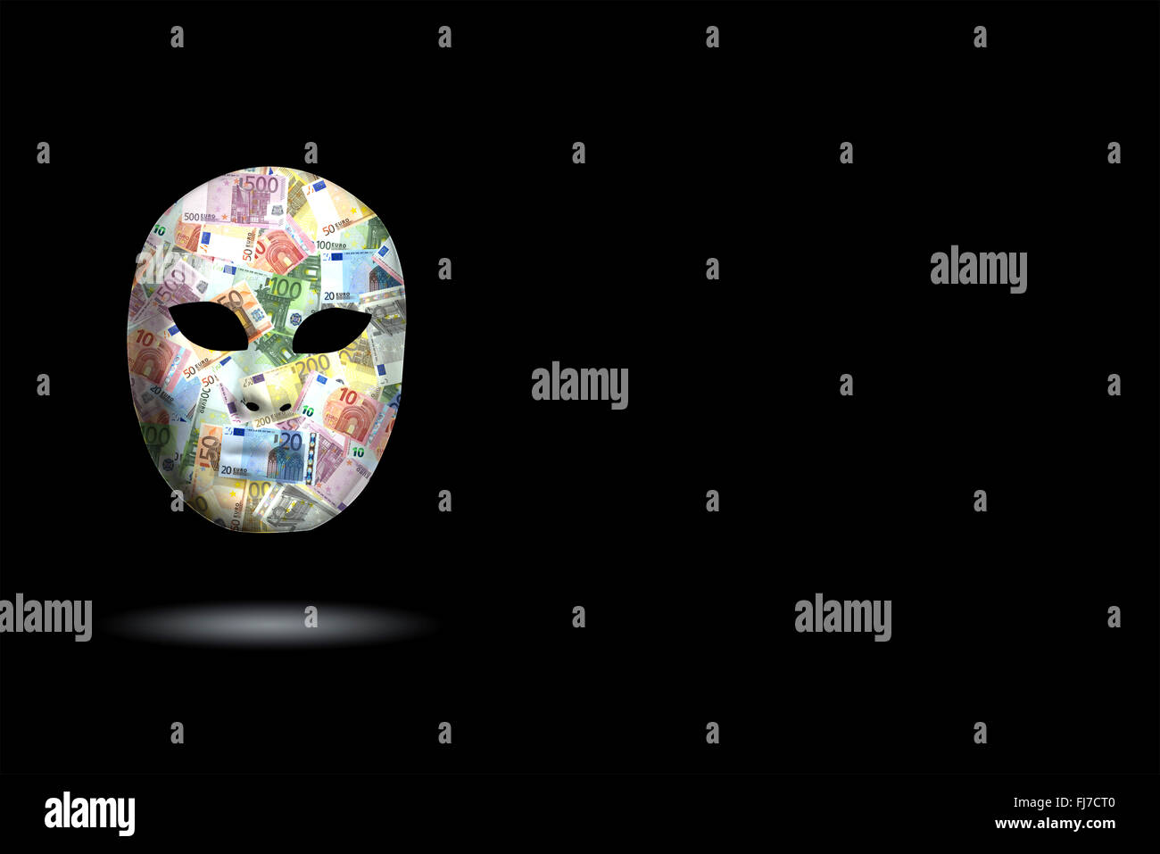 Una maschera con la faccia di denaro in sfondo nero Foto Stock
