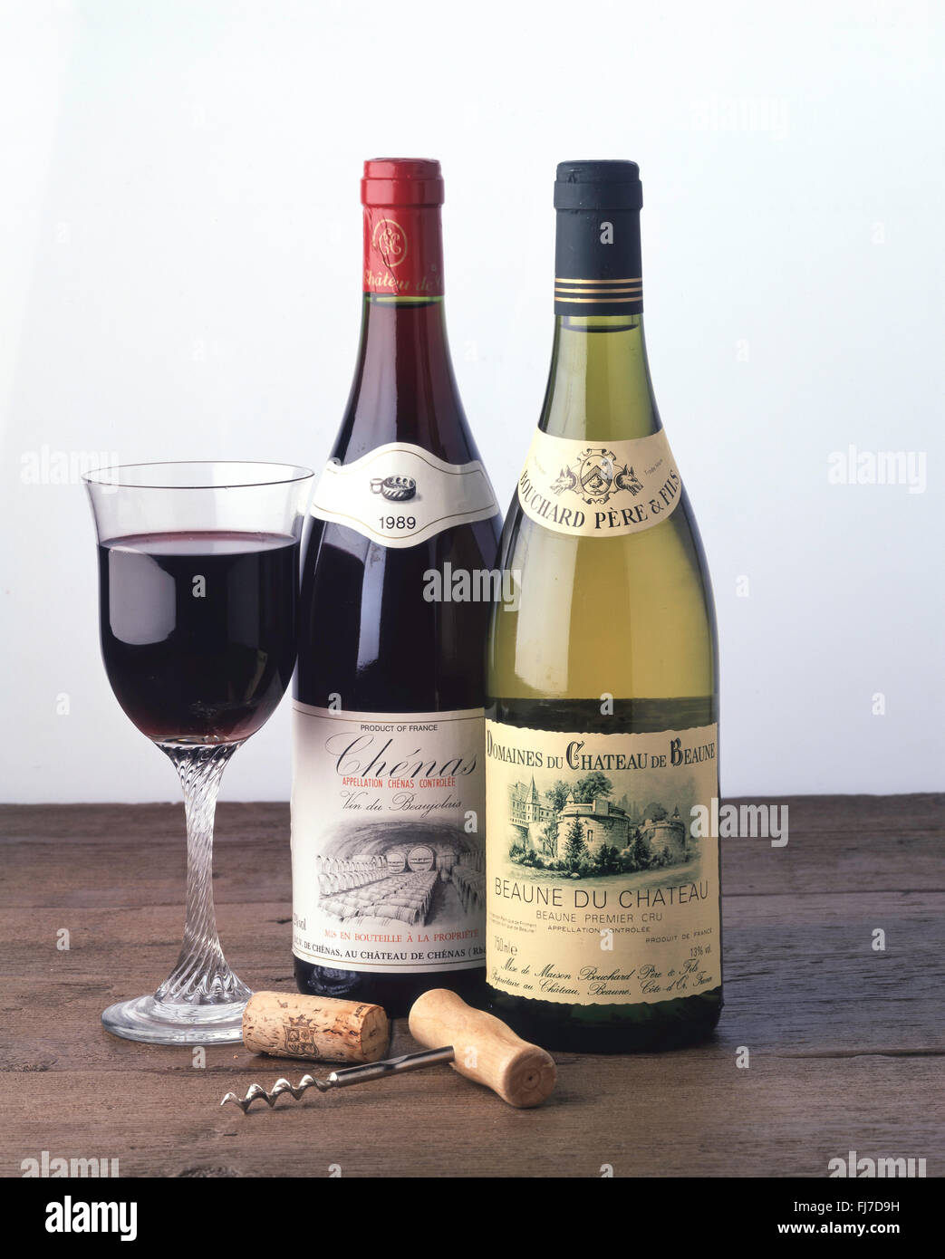 Bottiglia di Beaune du Chateau 1988 e Chenas 1989 il vino francese in studio di impostazione. Foto Stock