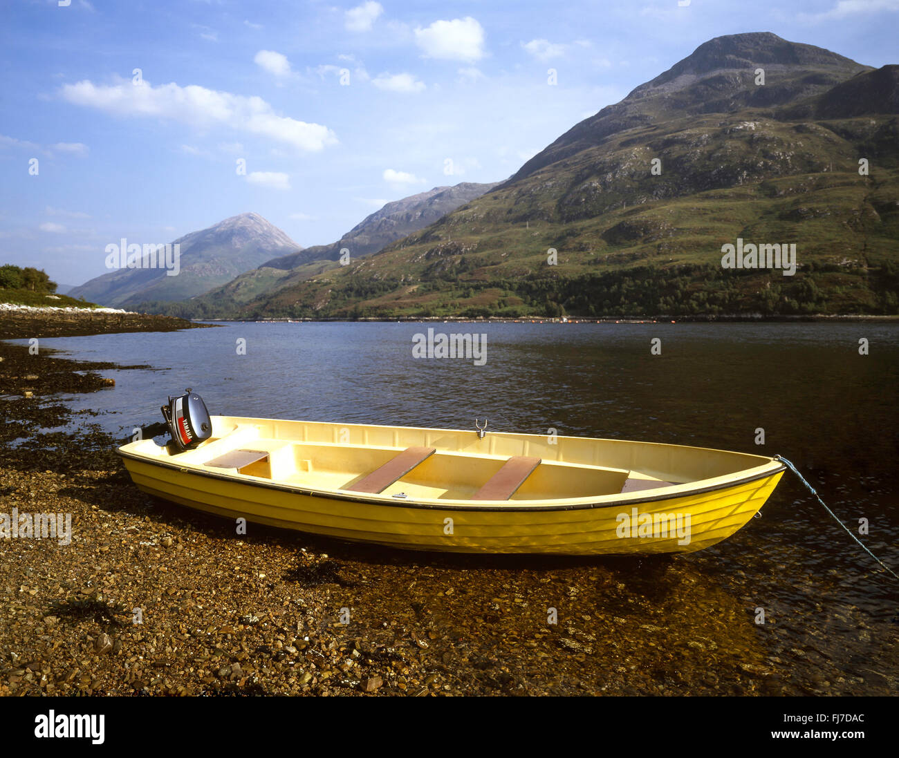 Squallido in legno sulla riva del Loch Leven, Highland, Scotland, Regno Unito Foto Stock