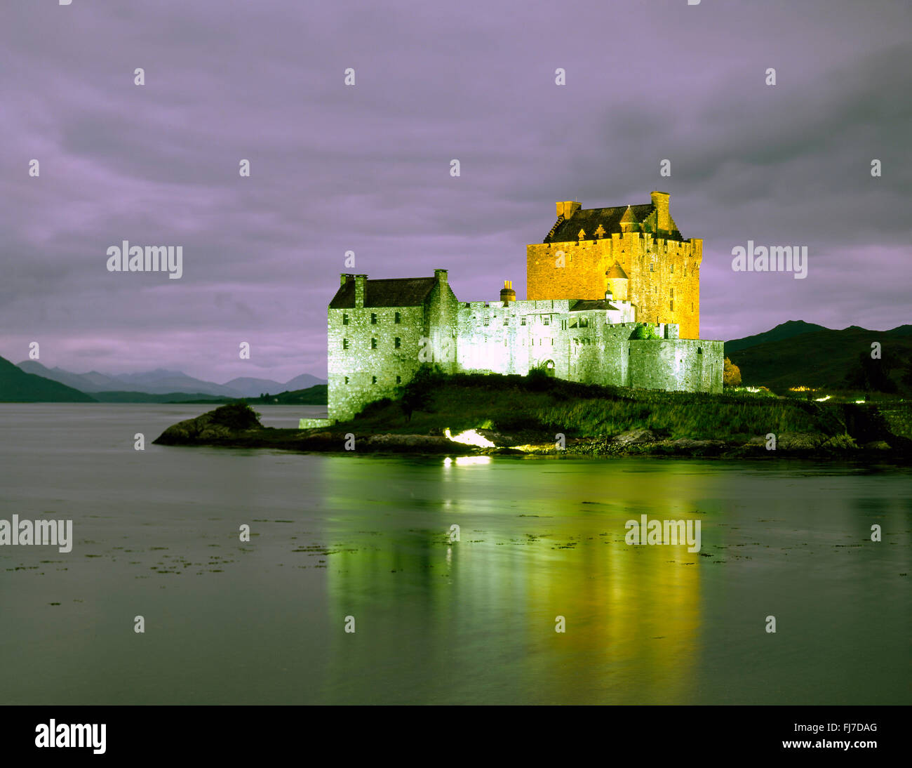 Eilean Donan Castle al crepuscolo, Loch Duich, Highland, Scotland, Regno Unito Foto Stock
