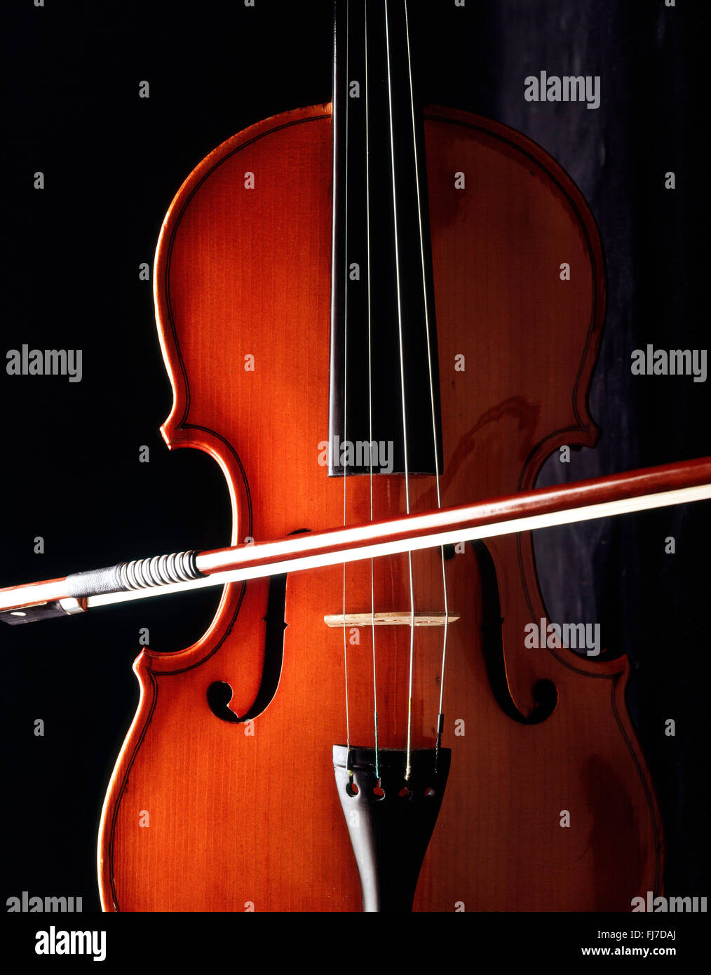 Still-life di violino e archetto con sfondo nero, London, England, Regno Unito Foto Stock