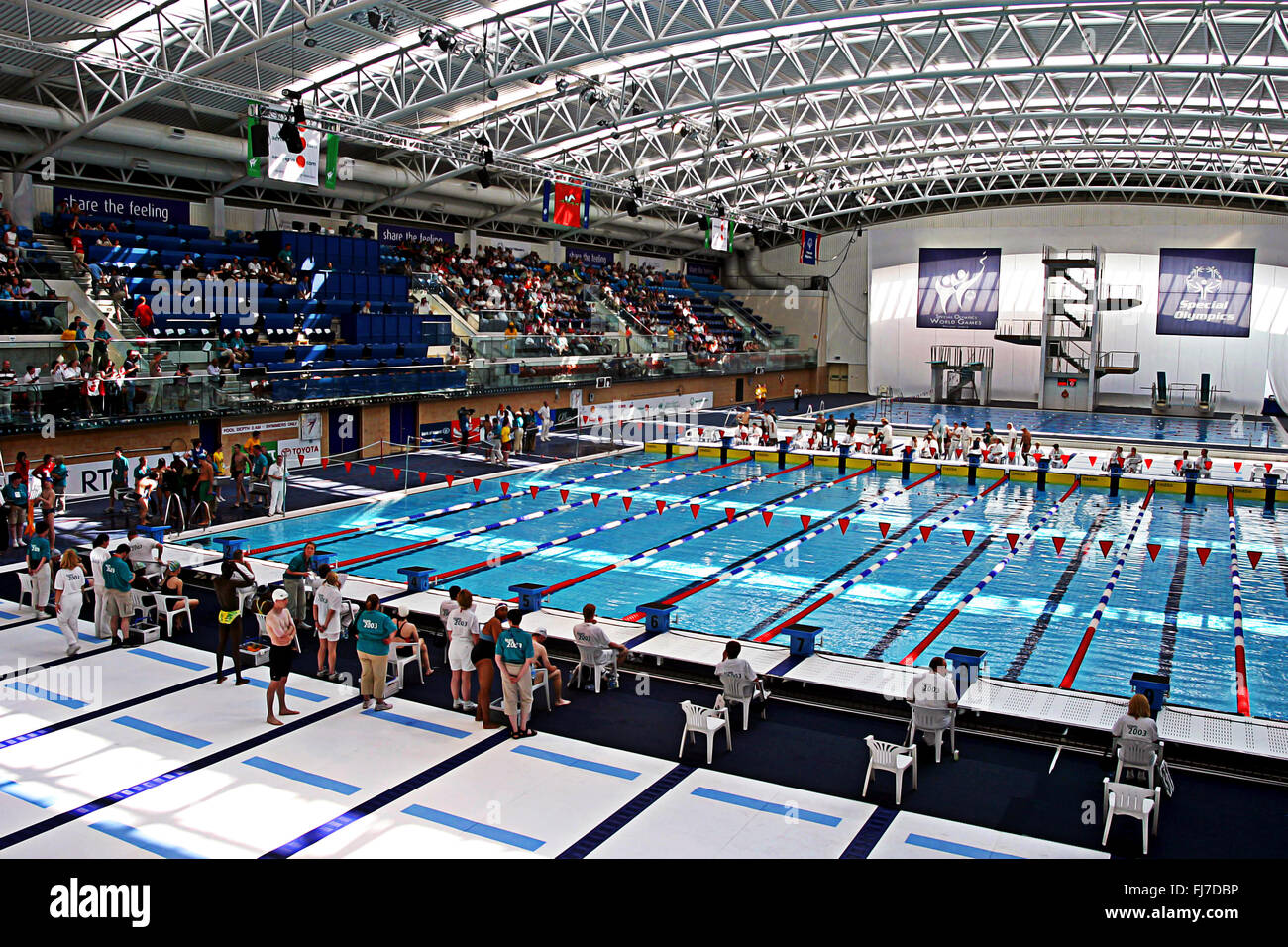 Nuoto i concorrenti e gli organizzatori a Abbottstown piscina, Special Olympics Dublino Irlanda 2003 Foto Stock