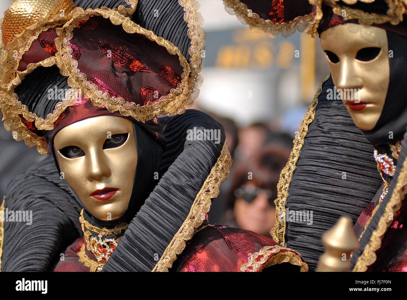 Donna Oro da indossare maschere veneziane e costume durante l annuale Il  Carnevale di Venezia a Venezia, Italia. Carnival ha ufficialmente corre per  dieci giorni che termina con la celebrazione cristiana della