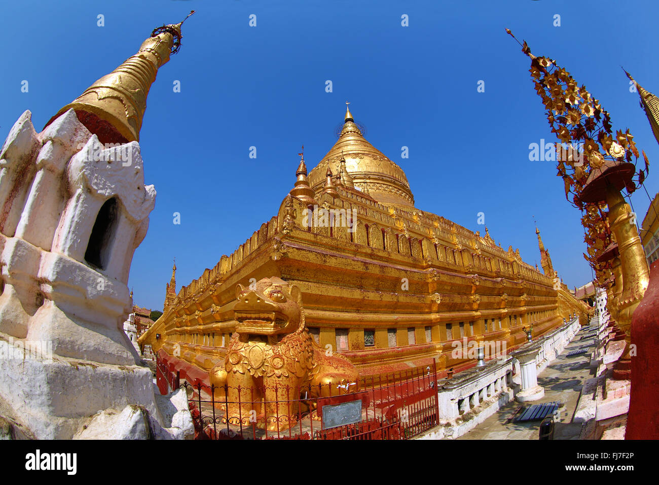 Shwezigon Paya Pagoda in Nuang U, Bagan, Myanmar (Birmania) Foto Stock
