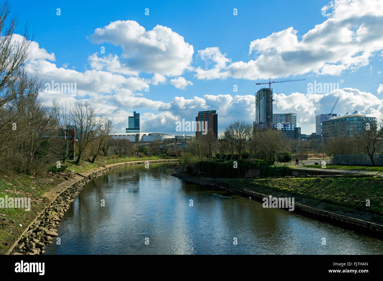 Il centro città di Manchester skyline sul fiume Irwell,dal Cottenham Lane passerella, Salford, Manchester, Regno Unito Foto Stock