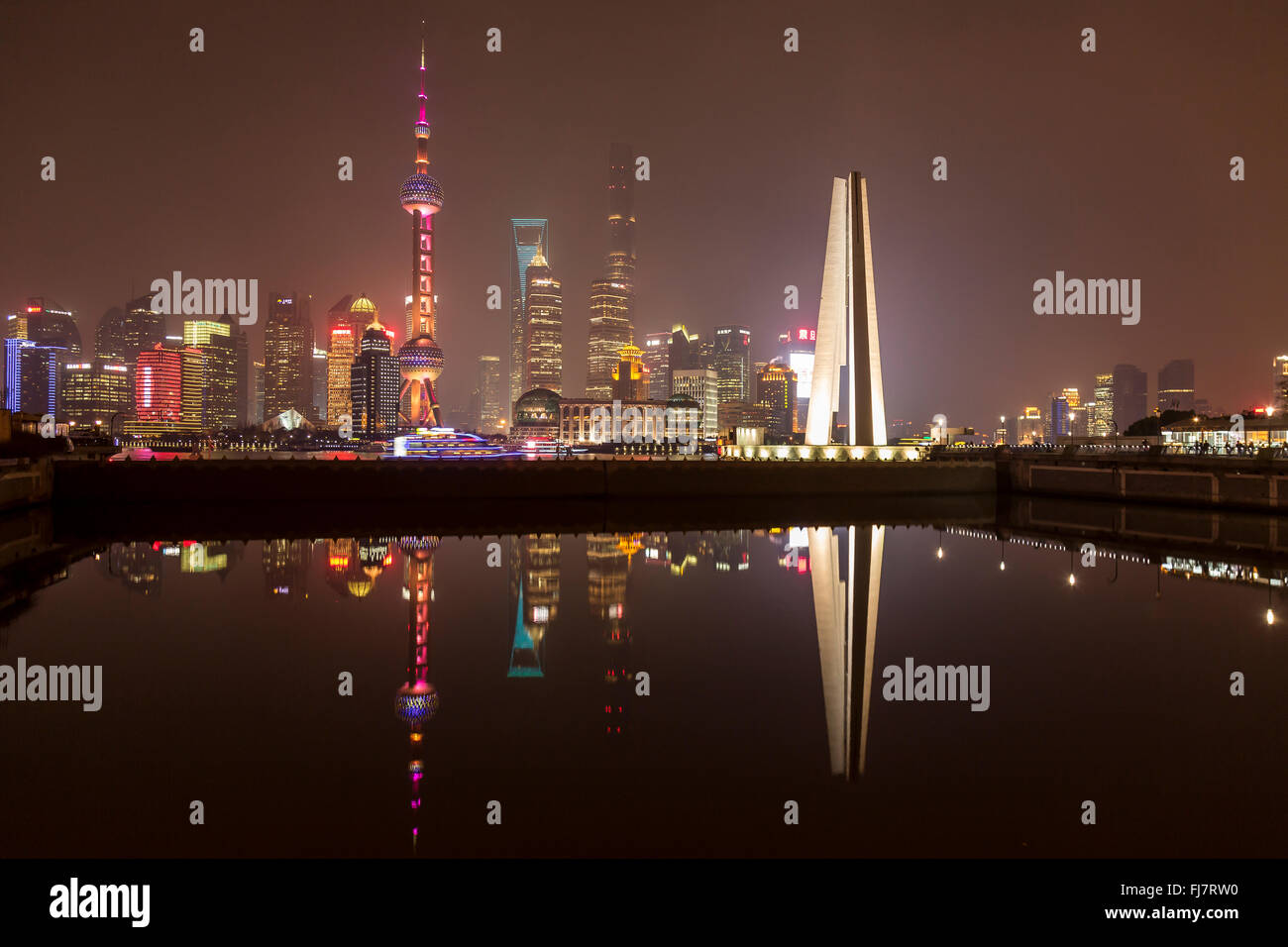 Shanghai, Cina. Febbraio 2016 - veduta dello skyline di Shanghai con un riflesso perfetto. Foto Stock