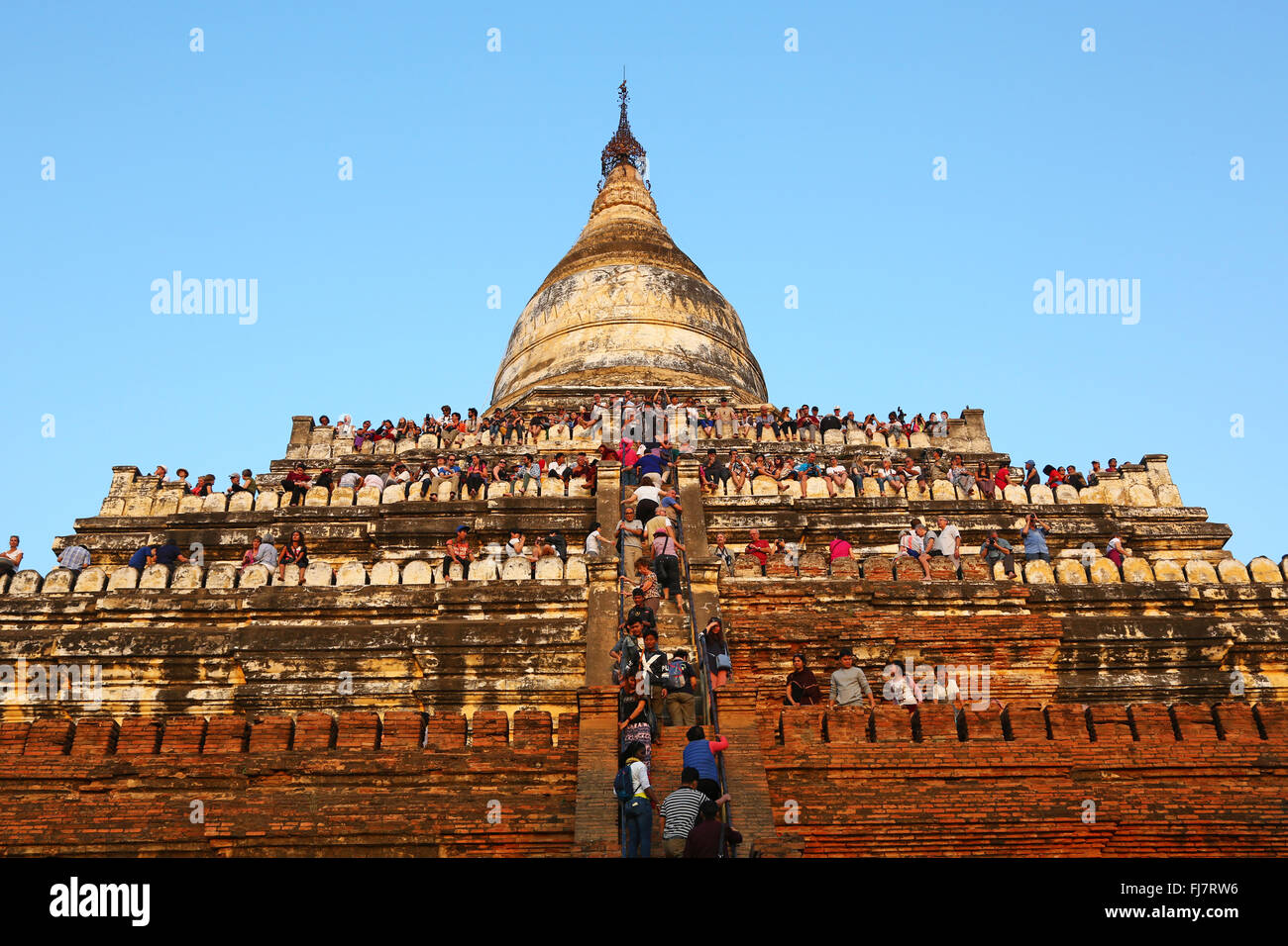 La folla di turisti su Shwesandaw Pagoda a guardare il tramonto a Bagan, Myanmar (Birmania) Foto Stock
