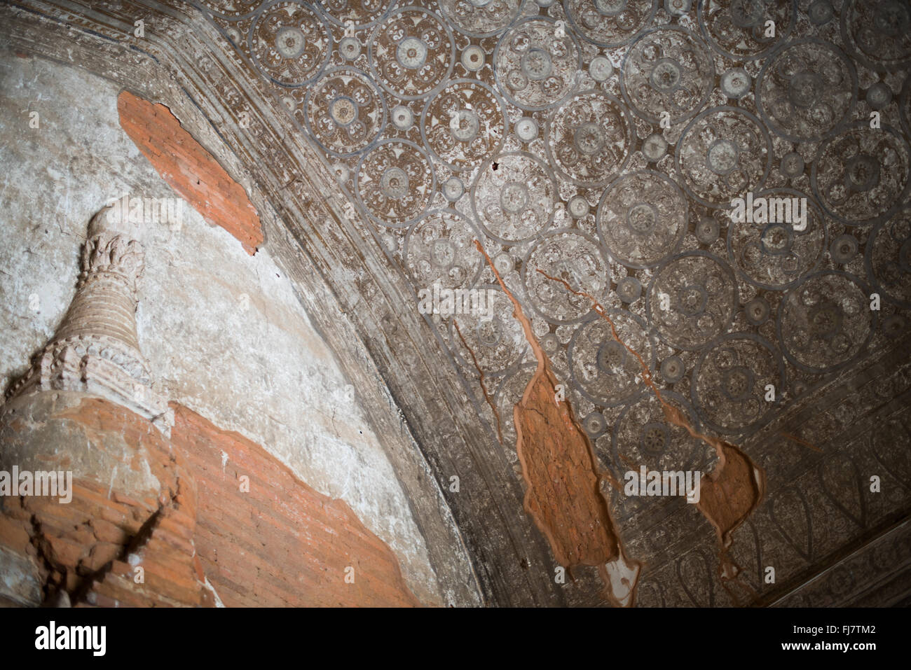Affreschi del soffitto del Tempio di Htilominlo Nyaung-U Myanmar // NYAUNG-U, Myanmar — affreschi ornati decorano il soffitto del Tempio di Htilominlo (noto anche come Htilominlo Pahto), uno dei più importanti templi buddisti nella zona archeologica di Bagan. Il tempio fu costruito all'inizio del XIII secolo durante il regno di re Htilominlo, rappresentando il periodo finale della costruzione del tempio principale a Bagan. Questi affreschi sul soffitto fanno parte degli estesi dipinti murali che adornano le pareti interne del tempio e i soffitti a volta, raffiguranti scene religiose buddiste e motivi decorativi. Htilominlo TEM Foto Stock