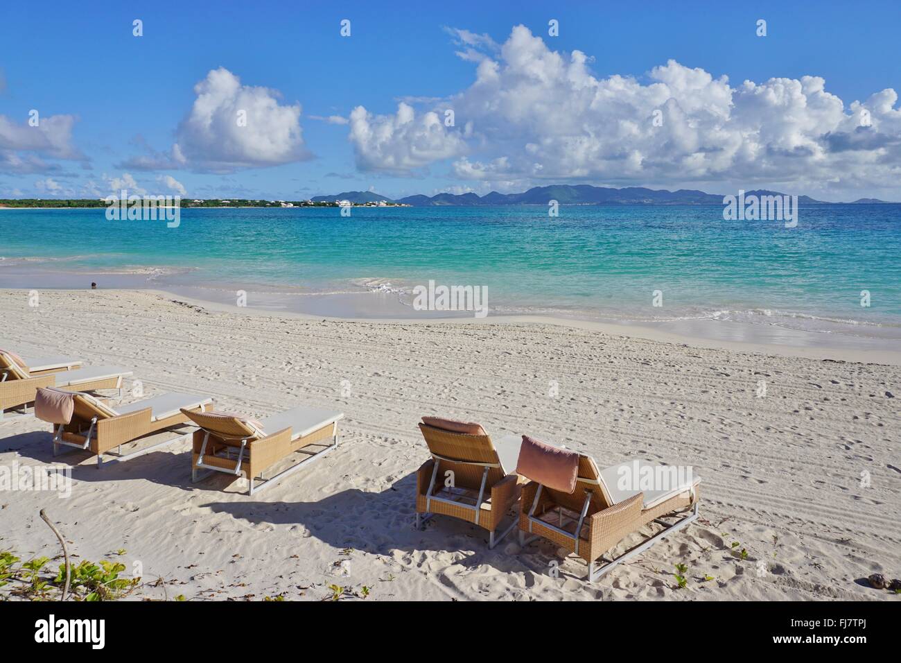 Bella Rendez-Vous Bay Beach affacciato su St Martin sull'isola caraibica di Anguilla Foto Stock