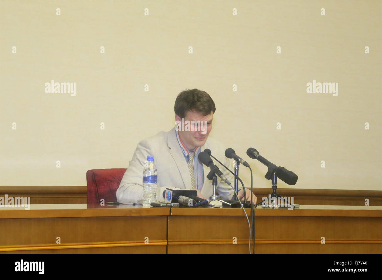 (160301) -- PYONGYANG, 1 marzo 2016 (Xinhua) -- Otto Frederick Warmbier, un 21-anno-vecchio studente universitario di commercio da Virginia università degli Stati Uniti, parla nel corso di una conferenza stampa a Pyongyang, capitale della Repubblica Democratica Popolare di Corea (DPRK), feb 29, 2016. Warmbier, detenute dalla RDPC dal gennaio, ha dichiarato in una conferenza stampa qui lunedì che ha provato a prendere un slogan politici da un hotel e in seguito è stato arrestato. Egli ha commesso il crimine con la connivenza del governo degli Stati Uniti e il compito è stato dato dall'Amicizia Regno Chiesa Metodista, che gli aveva promesso un buon rewa Foto Stock