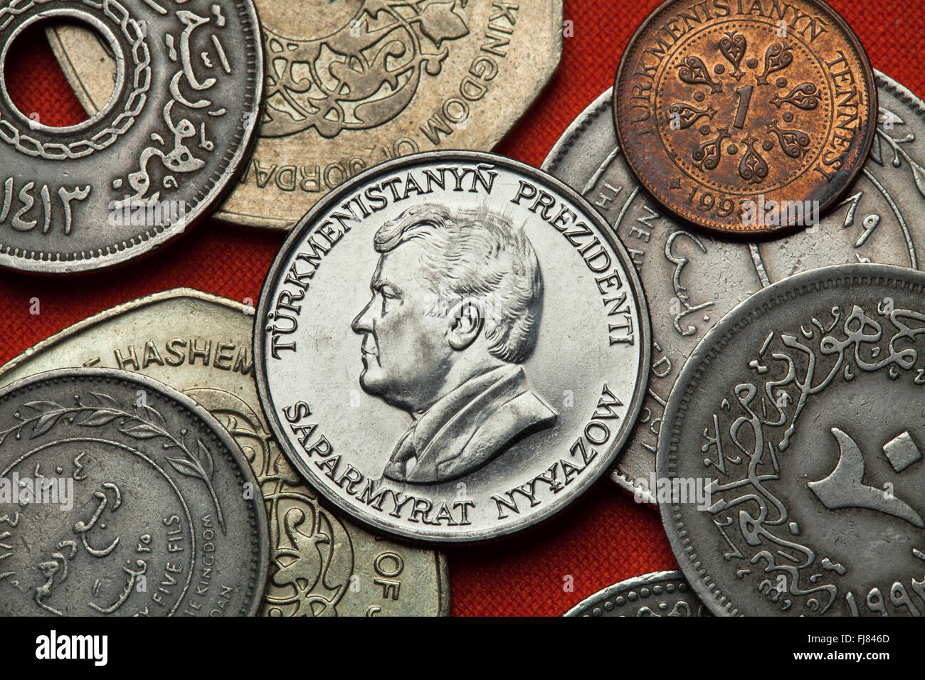 Monete del Turkmenistan. Il Presidente turkmeno Saparmurat Niyazov raffigurato in Turkmenistan 50 tenge moneta. Foto Stock