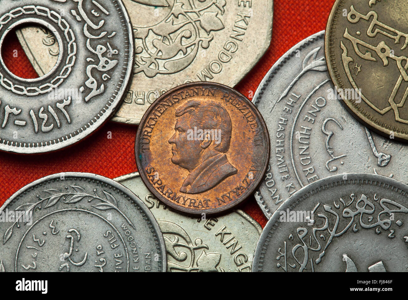 Monete del Turkmenistan. Il Presidente turkmeno Saparmurat Niyazov raffigurato in Turkmenistan una moneta tenge. Foto Stock