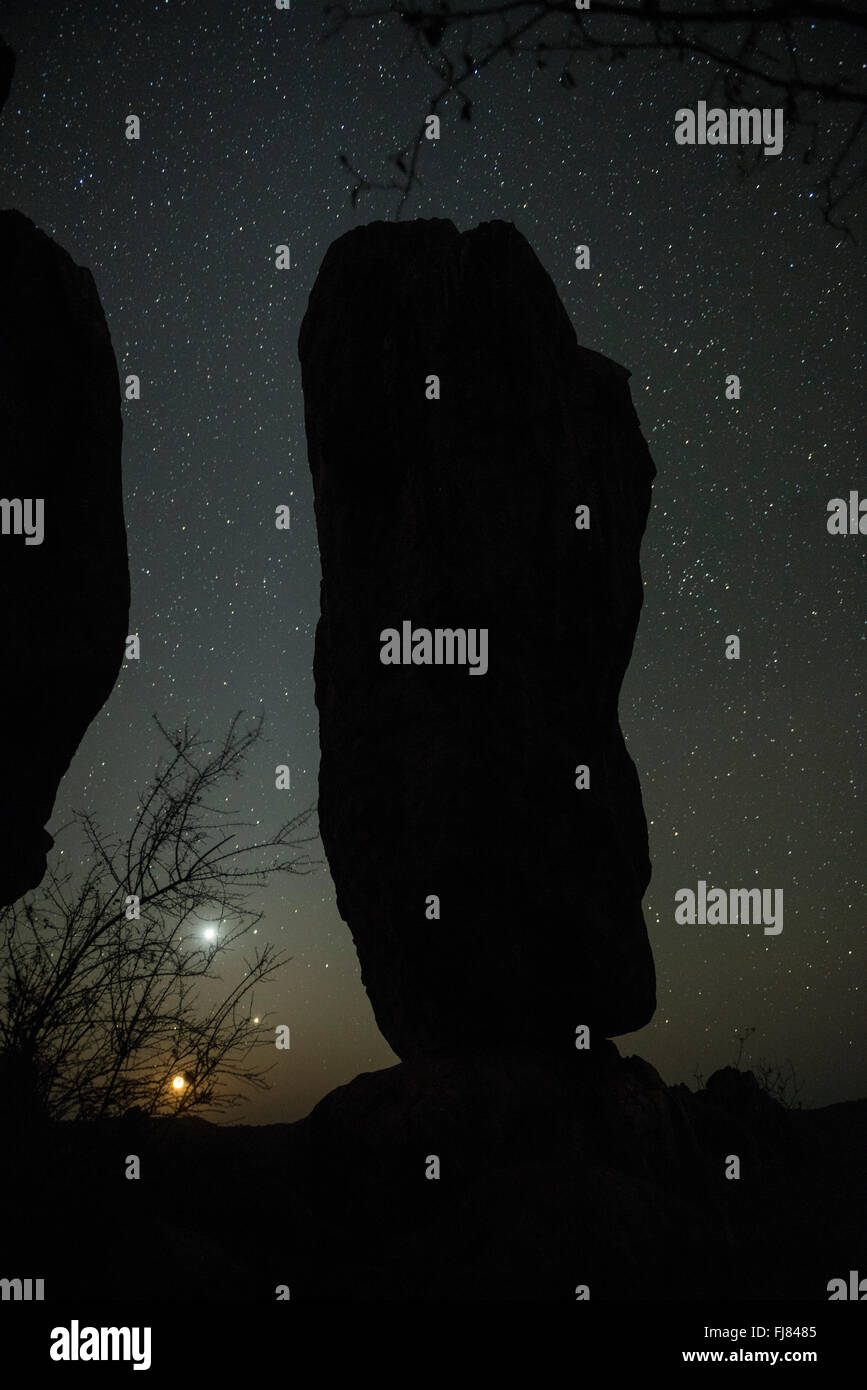La Via Lattea e stelle sopra la silhouette della roccia di bilanciamento in Chillagoe. Foto Stock