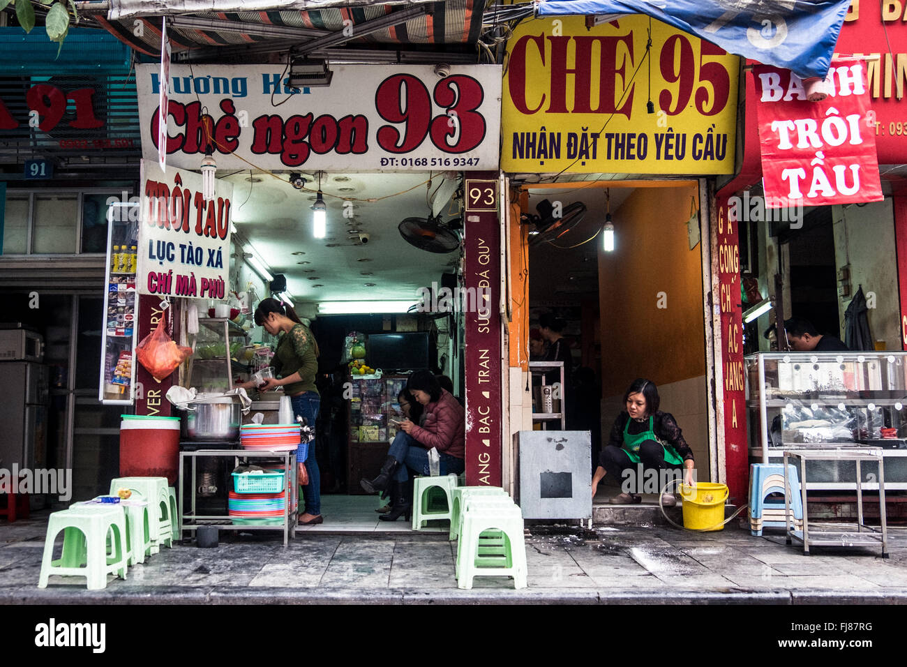 Due Che quei negozi da lato a lato su di Hanoi Hang Bac Street nel quartiere vecchio. Foto Stock