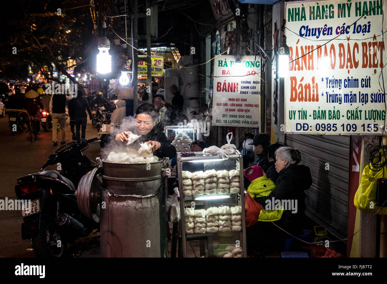 Una donna vendere Banh Bao (vietnamita gnocchi di patate al vapore) nella città vecchia di Hanoi e Foto Stock