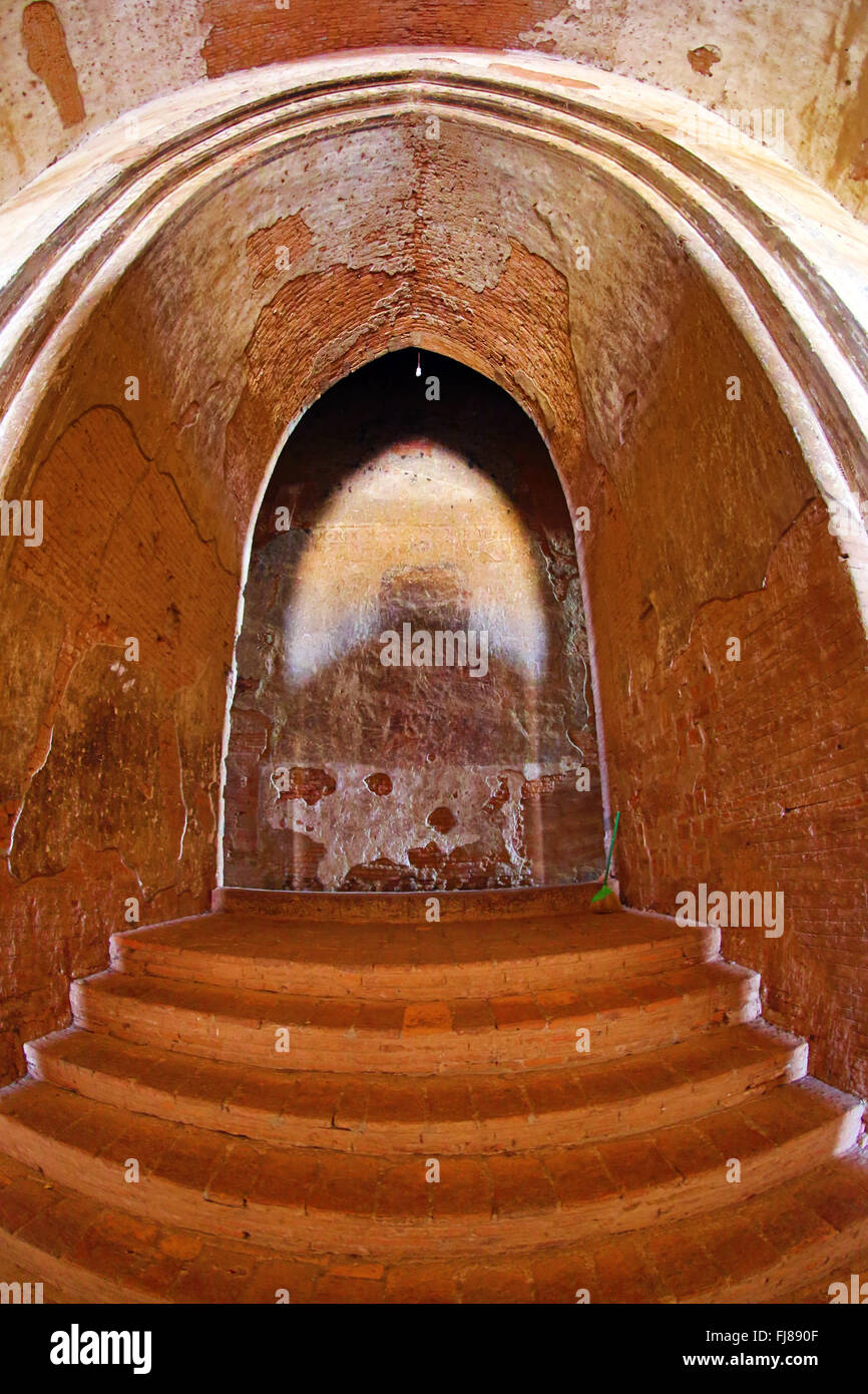 Ombre e luci all'interno dei passaggi del tempio Dhammayangyi Pagoda in Old Bagan, Bagan, Myanmar (Birmania) Foto Stock