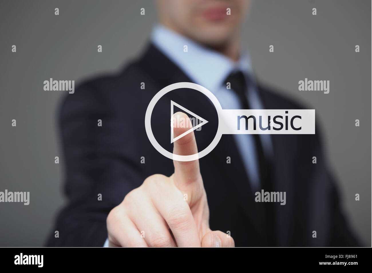 Imprenditore premendo il tasto di riproduzione sul pulsante musica Foto Stock