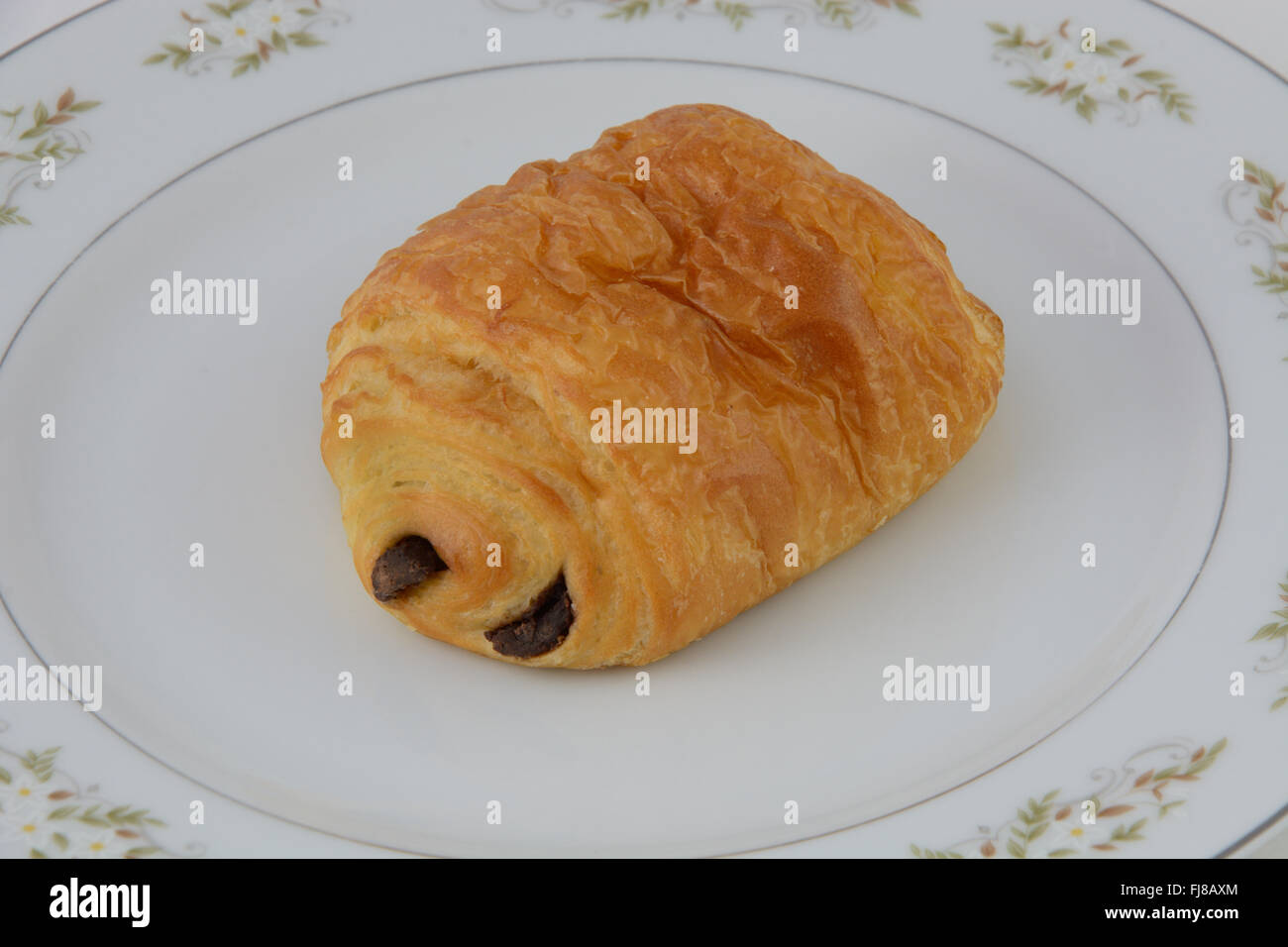 Il cioccolato croissant farcito su piastra Foto Stock