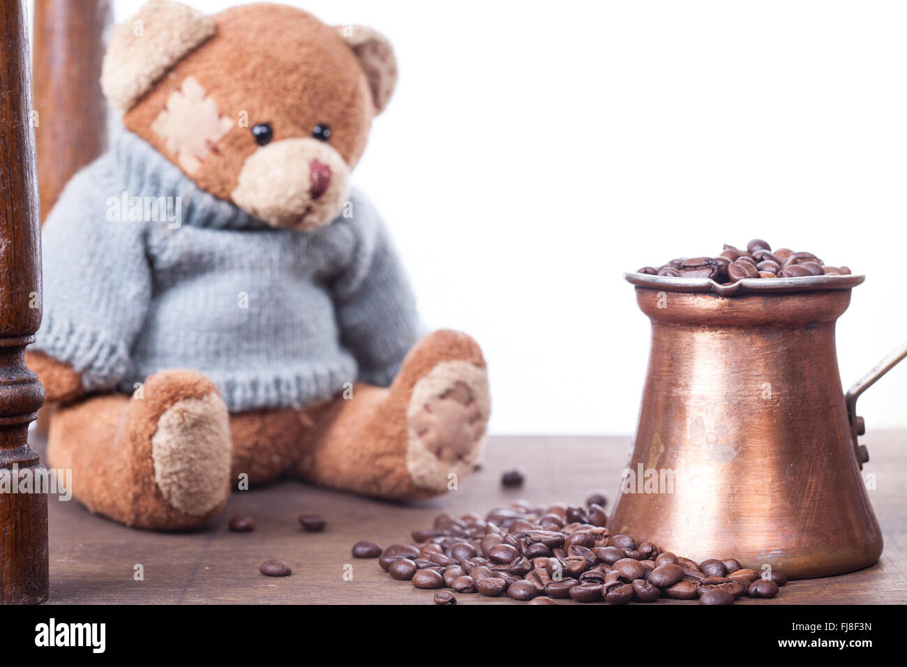 Orsacchiotto di peluche e caffè cezve o l ibrik su sfondo bianco Foto Stock