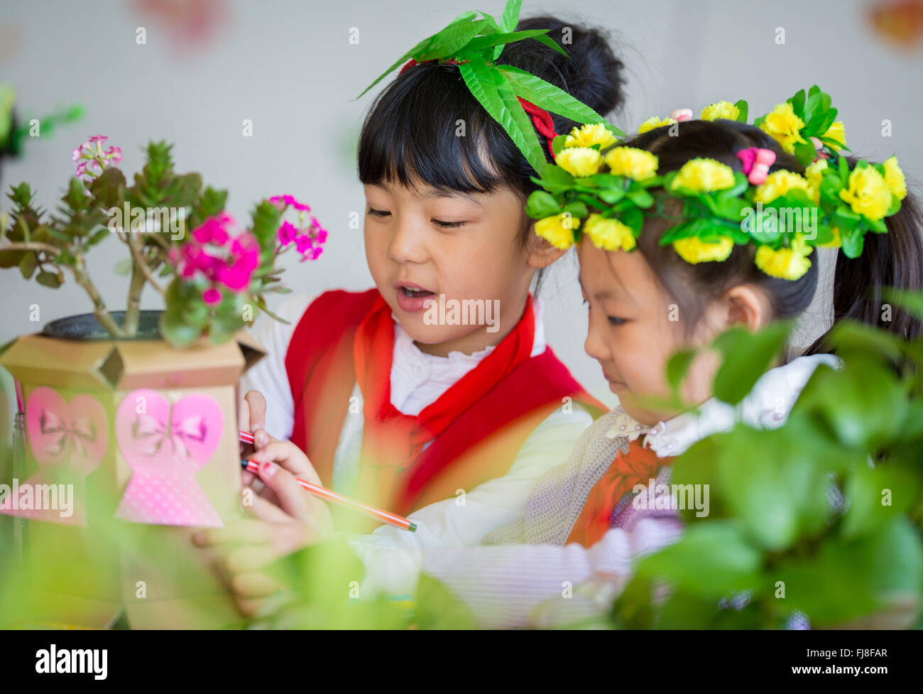 Hohhot, la Cina della Mongolia Interna Regione Autonoma. 1 Mar, 2016. Gli alunni decorare vasi da fiori in una scuola primaria a Hohhot, capitale del nord della Cina di Mongolia Interna Regione Autonoma, 1 marzo 2016. Gli insegnanti e gli studenti di una scuola primaria a Hohhot decorate loro aule con impianti per ambiente di apprendimento migliore. © Ding Genhou/Xinhua/Alamy Live News Foto Stock