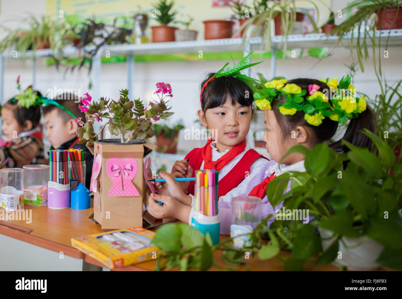 Hohhot, la Cina della Mongolia Interna Regione Autonoma. 1 Mar, 2016. Gli alunni decorare vasi da fiori in una scuola primaria a Hohhot, capitale del nord della Cina di Mongolia Interna Regione Autonoma, 1 marzo 2016. Gli insegnanti e gli studenti di una scuola primaria a Hohhot decorate loro aule con impianti per ambiente di apprendimento migliore. © Ding Genhou/Xinhua/Alamy Live News Foto Stock