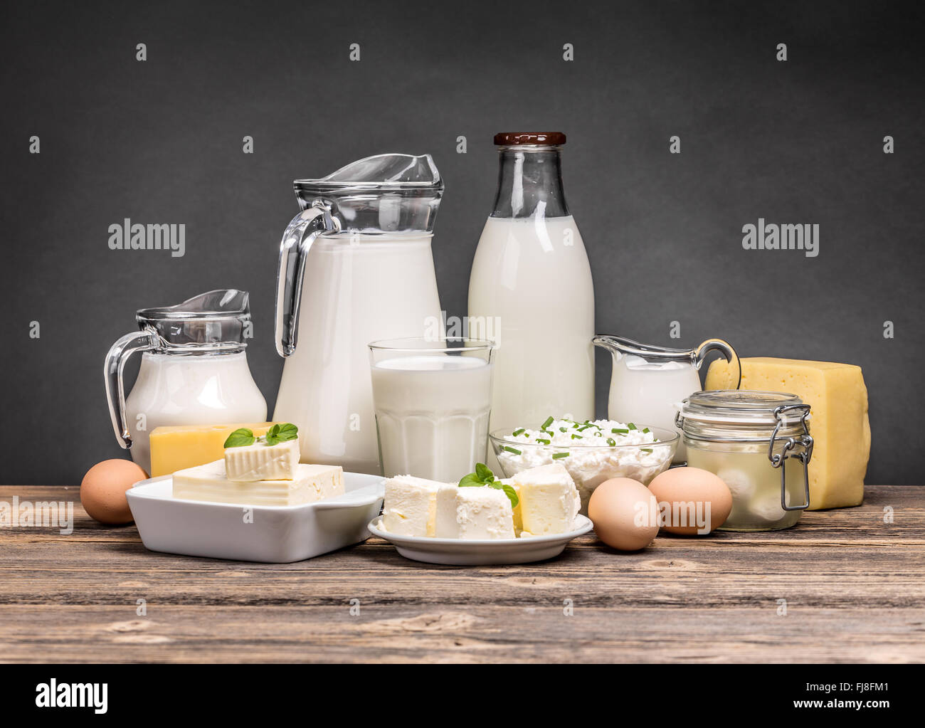 Assortimento di prodotti lattiero-caseari su vintage tavolo in legno Foto Stock
