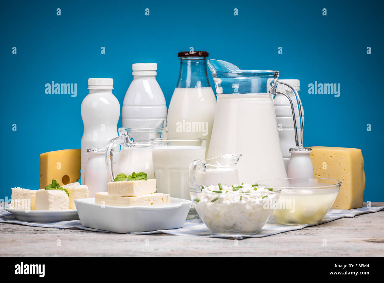 Gustosi piatti sani prodotti lattiero-caseari su una tabella su sfondo blu Foto Stock