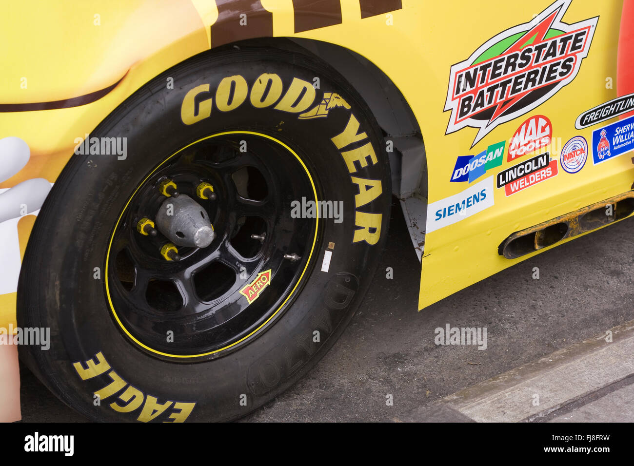 Parte posteriore Goodyear Eagle D4470 racing pneumatico di un NASCAR Racecar parcheggiato sulla strada Foto Stock