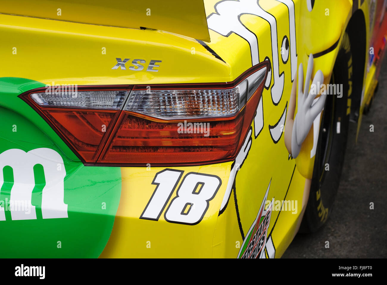 Destra Quarterpanel posteriore e la luce di coda la decalcomania sul retro di Kyle Busch #18 NASCAR Stock Car Auto da corsa. Foto Stock