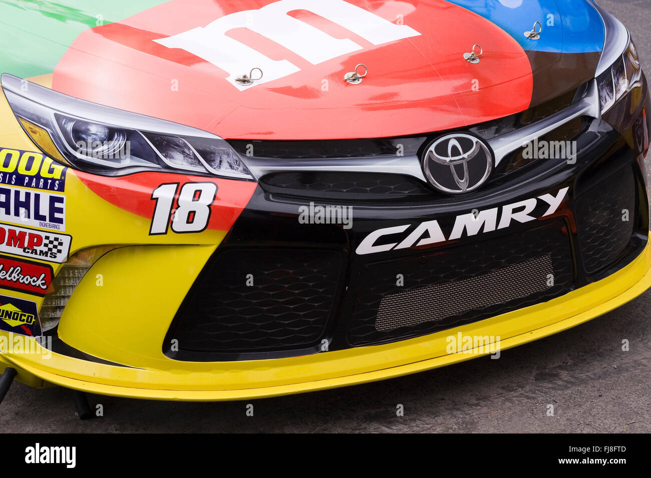 Estremità anteriore della griglia un NASCAR M&M Racecar #18 pilotata da Kyle Busch che ha vinto la Daytona 500 Stock Car gara nel 2015 Foto Stock