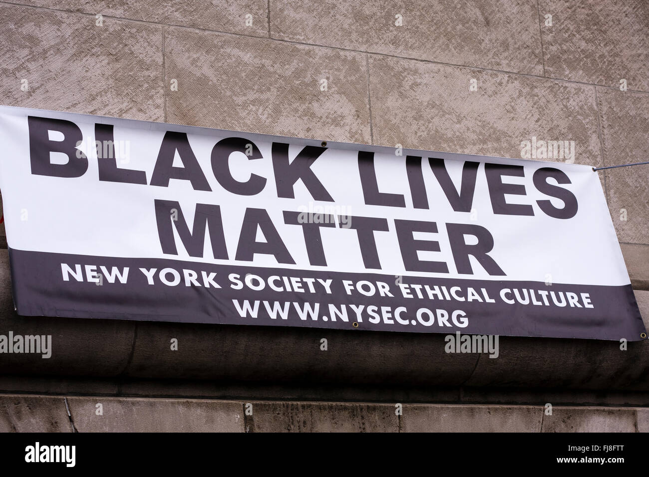 Nero vive questione banner attaccato ad un edificio su Central Park West a New York City. Graffiti rimosso (FJ8FTP con graffiti) Foto Stock