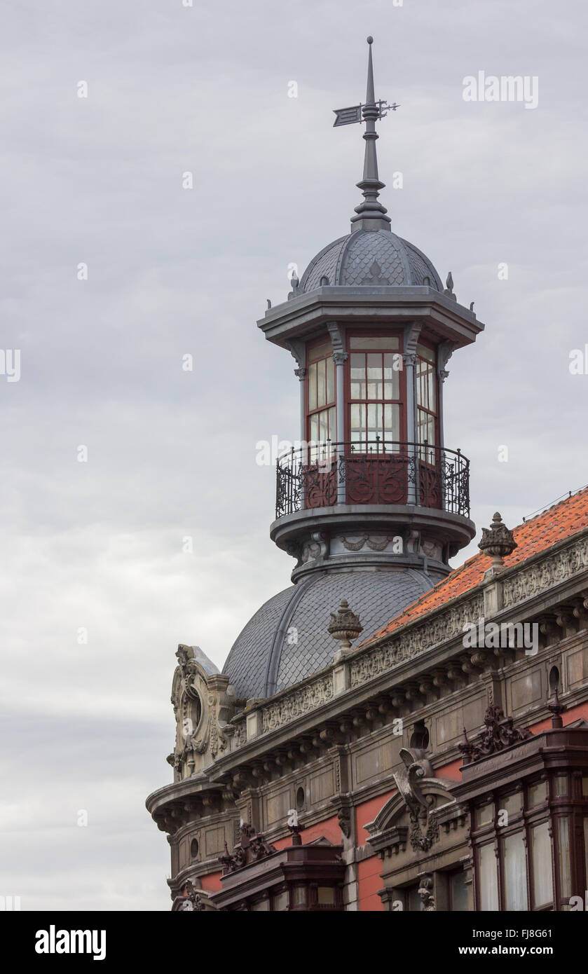 Gazebo di vetro sul tetto di un vecchio edificio in AVILES, Spagna Foto Stock