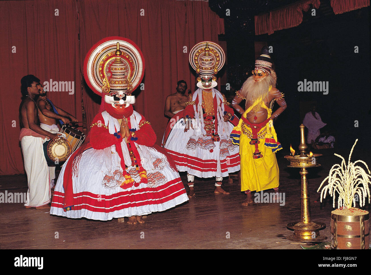 Kathakali dancer esecuzione di danza sul palco, Kerala, India, Asia Foto Stock