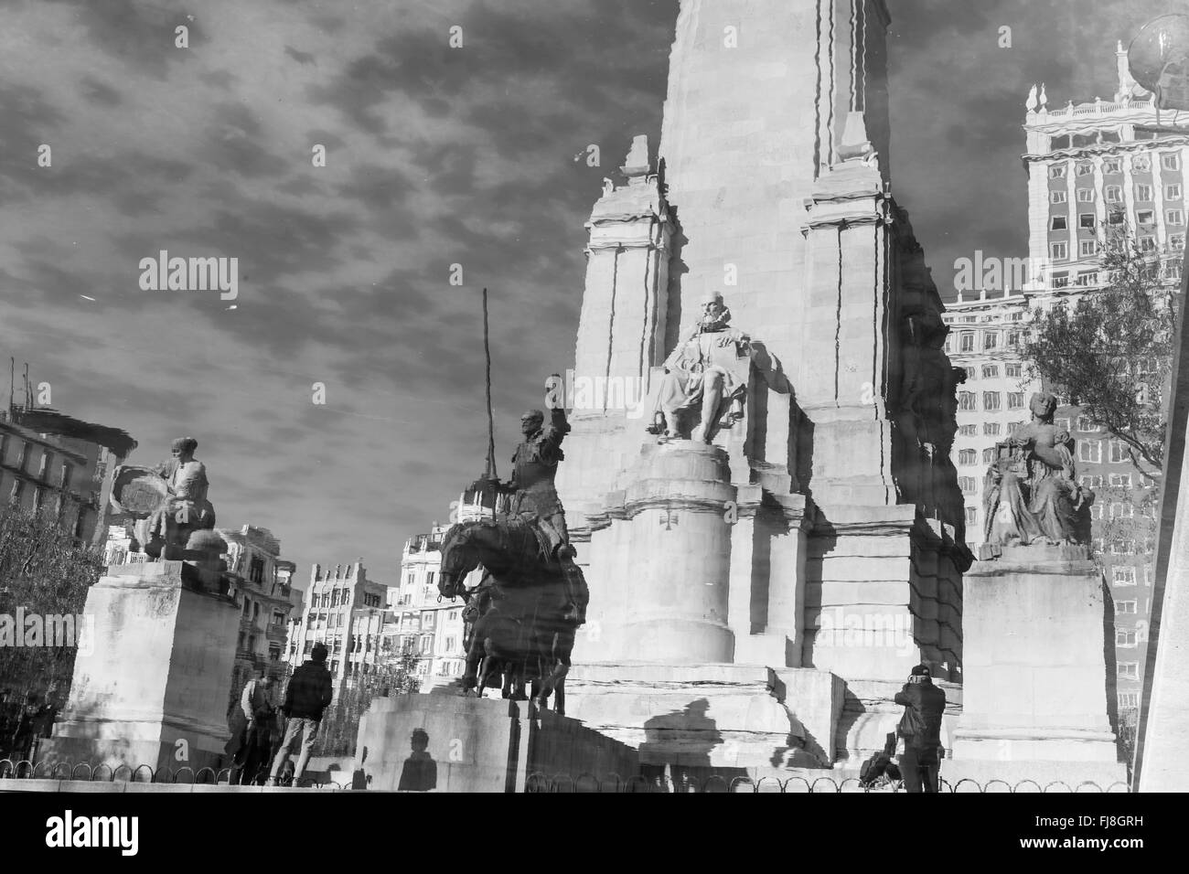 Don Chisciotte statua riflessione acqua a Madrid, Spagna. Foto Stock