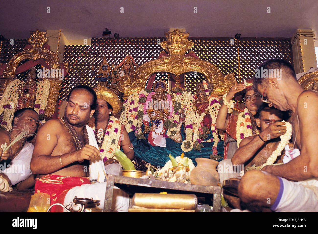 I sacerdoti di eseguire rituali degli dèi, Tempio di Madurai, Madurai, Tamil Nadu, India, Asia Foto Stock