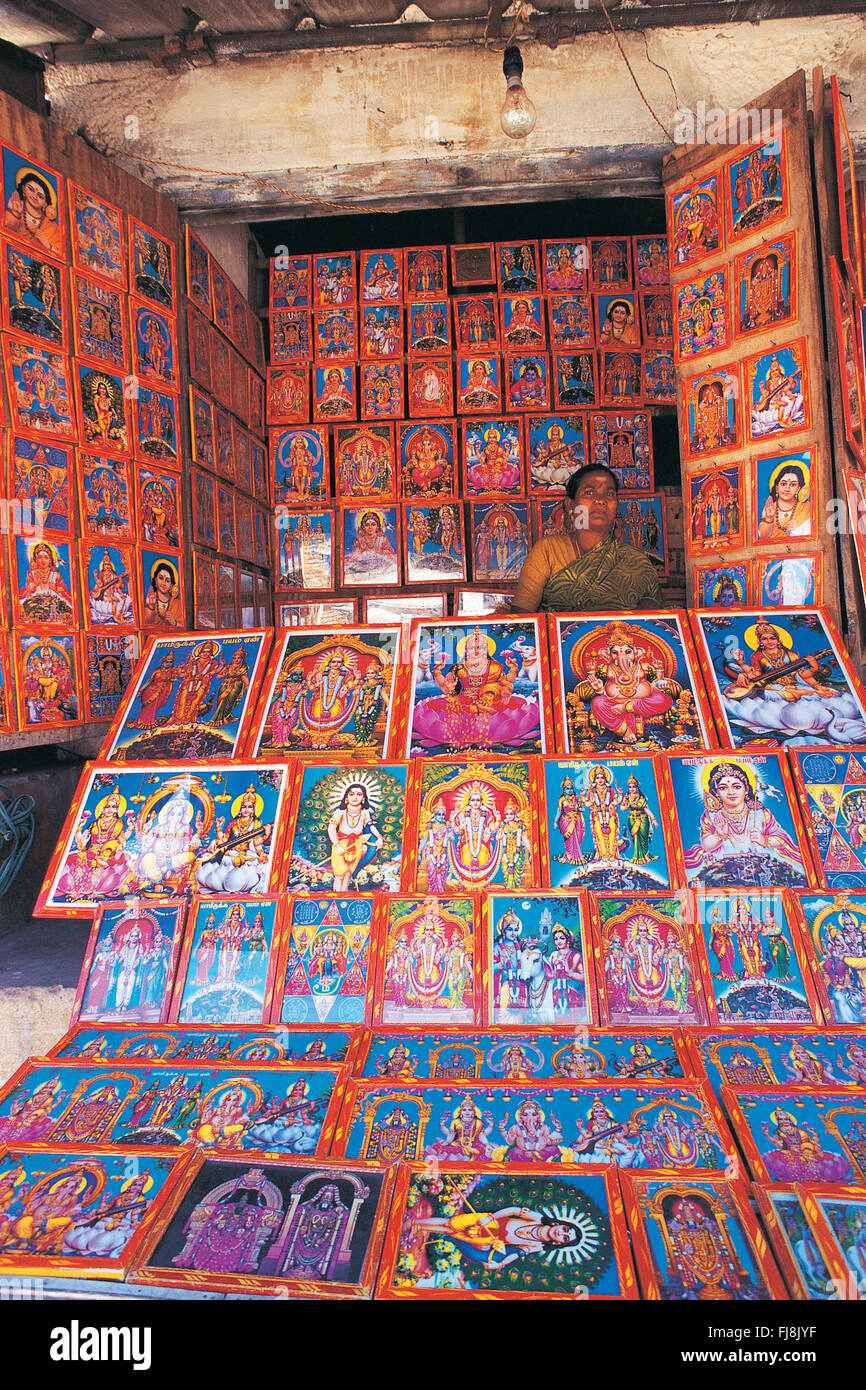 Donna vendere dipinti raffiguranti divinità Indù e la dea, India, Asia Foto Stock