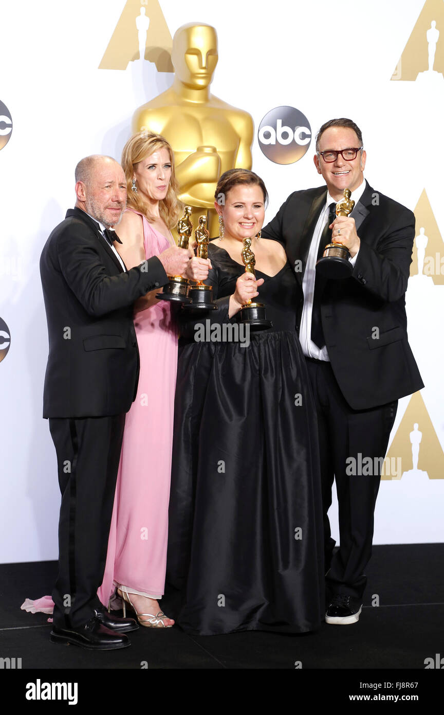 Hollywood, California. 28 Feb, 2016. I produttori Steve Golin, Blye Pagon Faust, Nicole Rocklin e Michael Zucchero, vincitori delle migliori immagini award per il 'Spotlight', pongono in sala stampa durante la 88Accademia annuale dei premi al Loews Hollywood Hotel il 28 febbraio 2016 in Hollywood, la California. © dpa/Alamy Live News Foto Stock